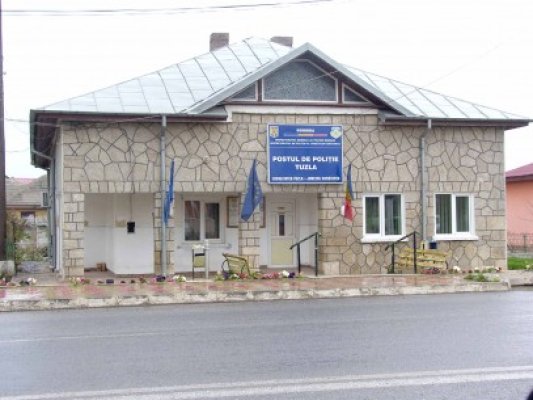 Hoţ ghinionist: a sărit de la etaj să scape şi l-a luat ambulanţa
